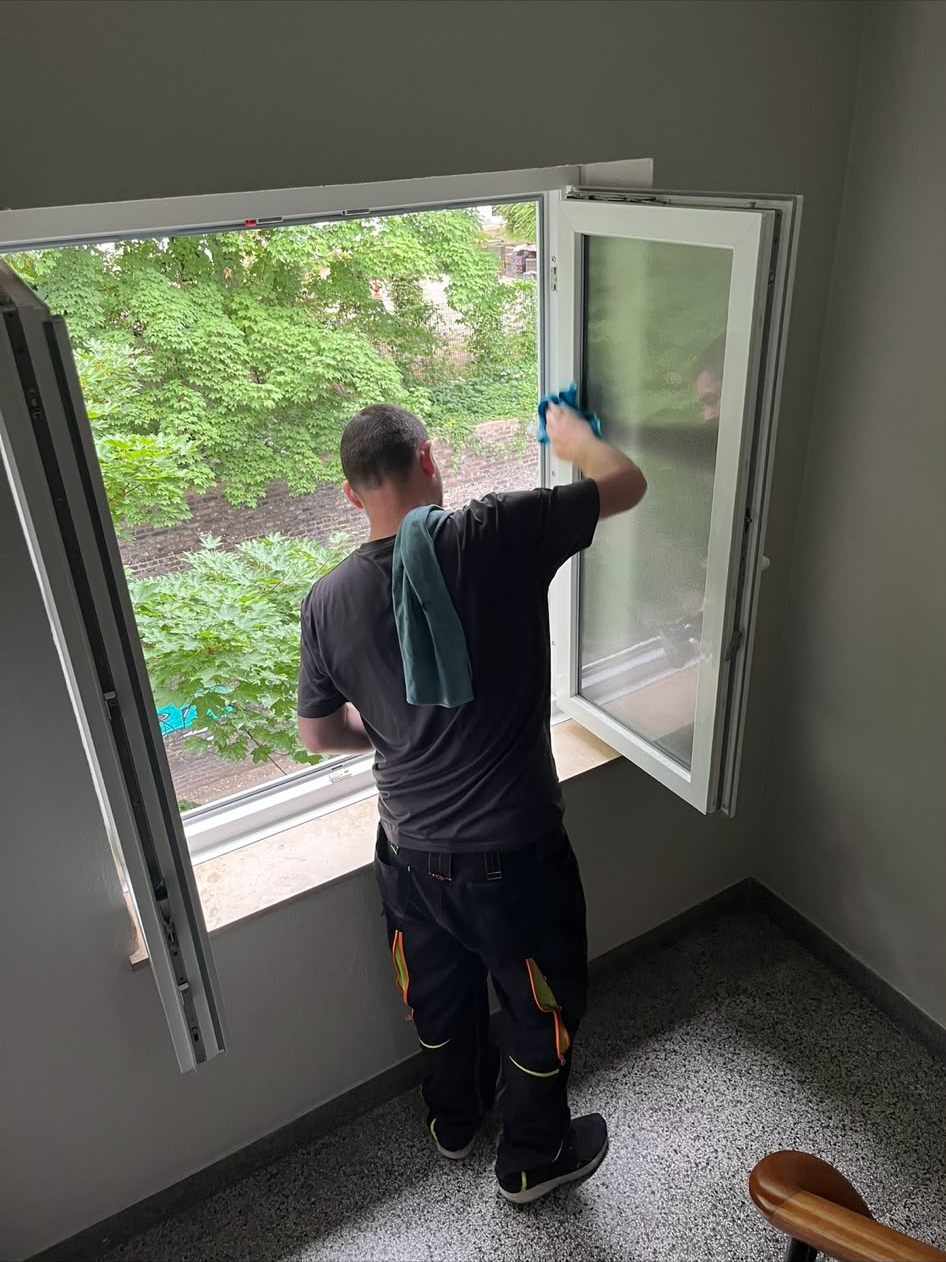 Mitarbeiter bei der Fensterreinigung in Köln