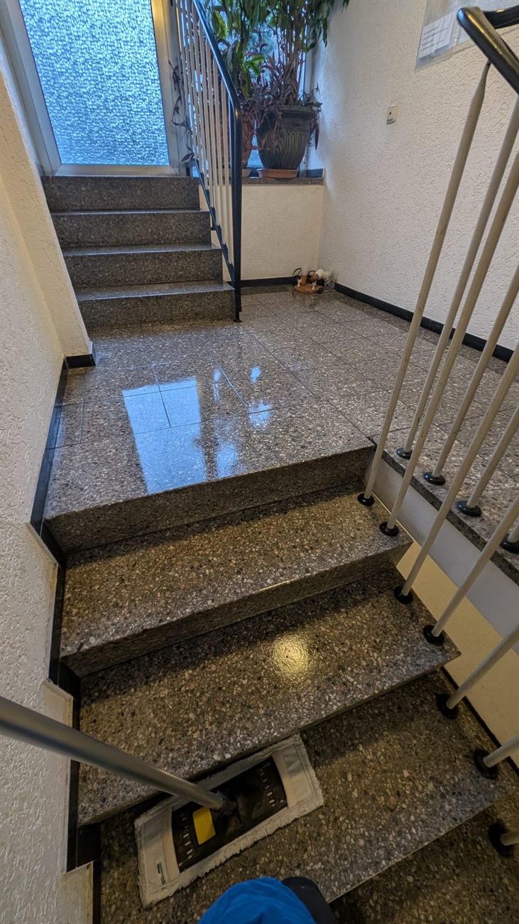 Frisch gereinigtes Treppenhaus in Köln